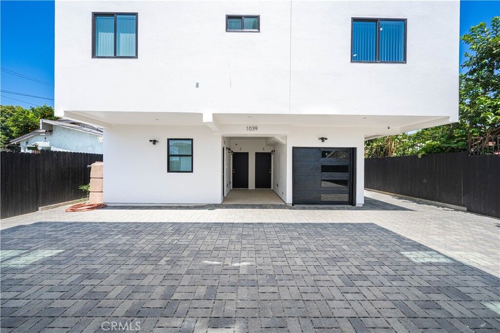 Property Photo: 1039 W 43rd 2 CA 90037