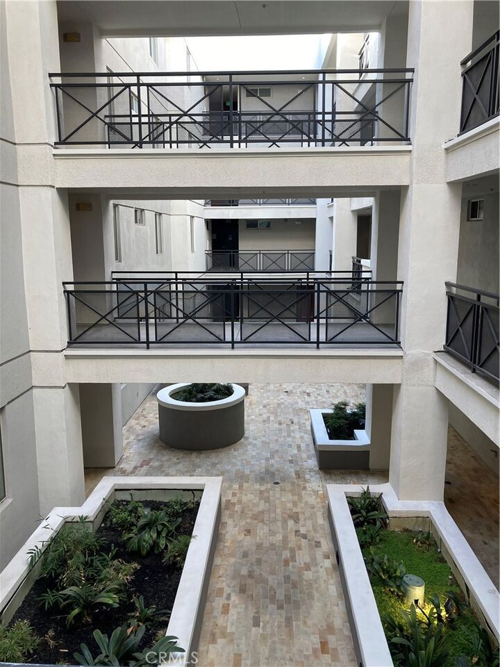 Property Photo:  712 E Walnut 202  CA 91101 