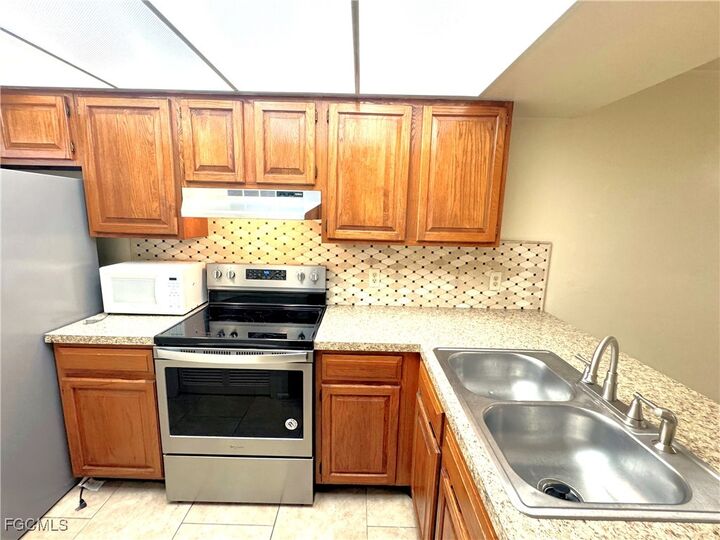 Property Photo:  4407 SW 7th Place 7  FL 33914 