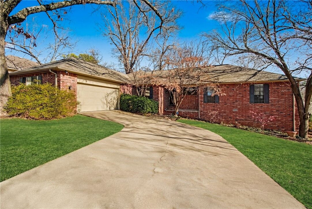 Property Photo:  412 Oak Manor Circle  AR 72764 