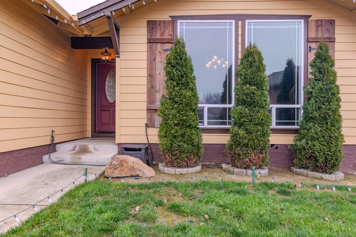 Property Photo:  418 Phoenix Hills Dr  OR 97535 