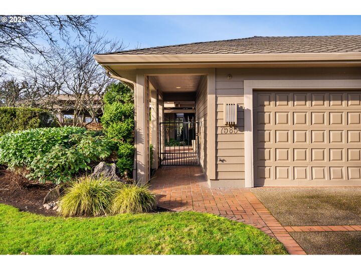 Property Photo:  7585 SW Arbor Glen Ct  OR 97070 