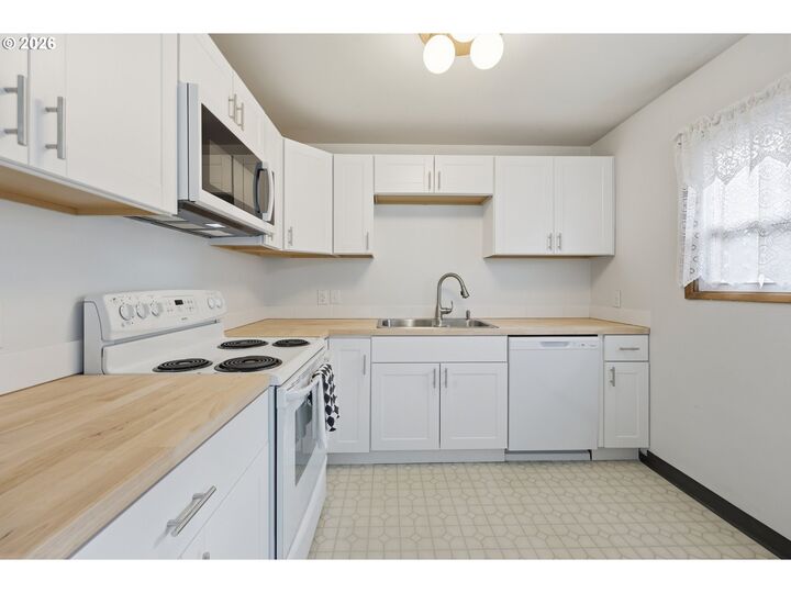 Property Photo:  12130 SE Reedway St  OR 97266 