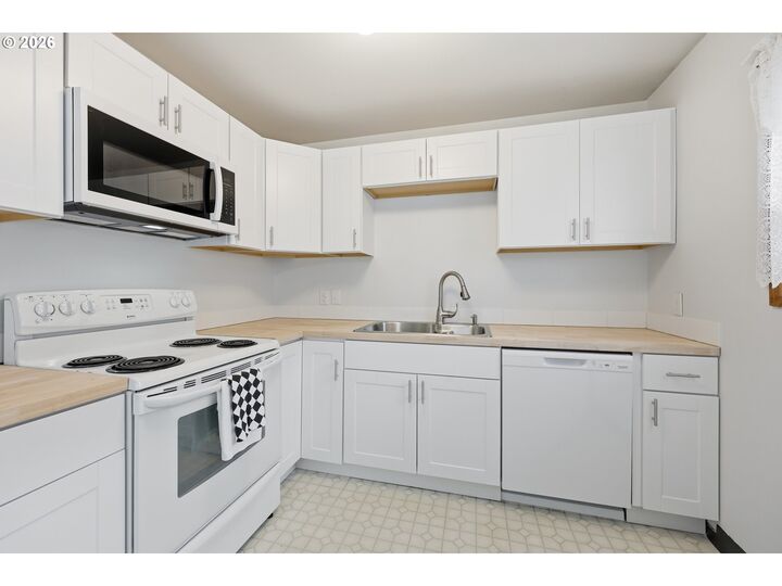 Property Photo: 12130 SE Reedway St OR 97266