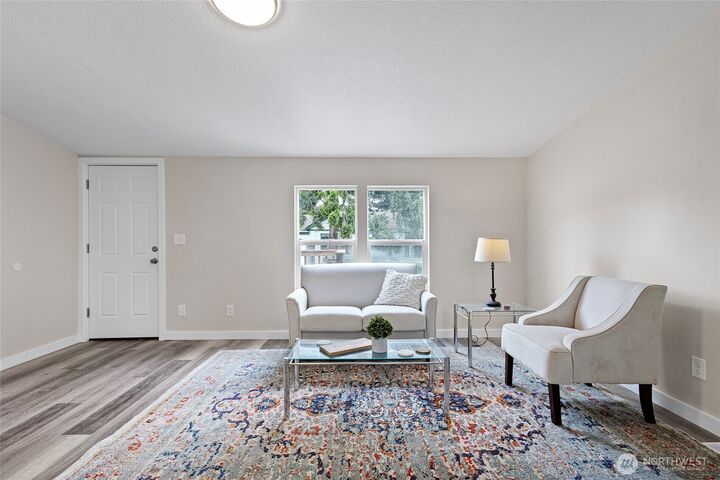 Property Photo:  1320 N Oak Harbor Street 1  WA 98277 