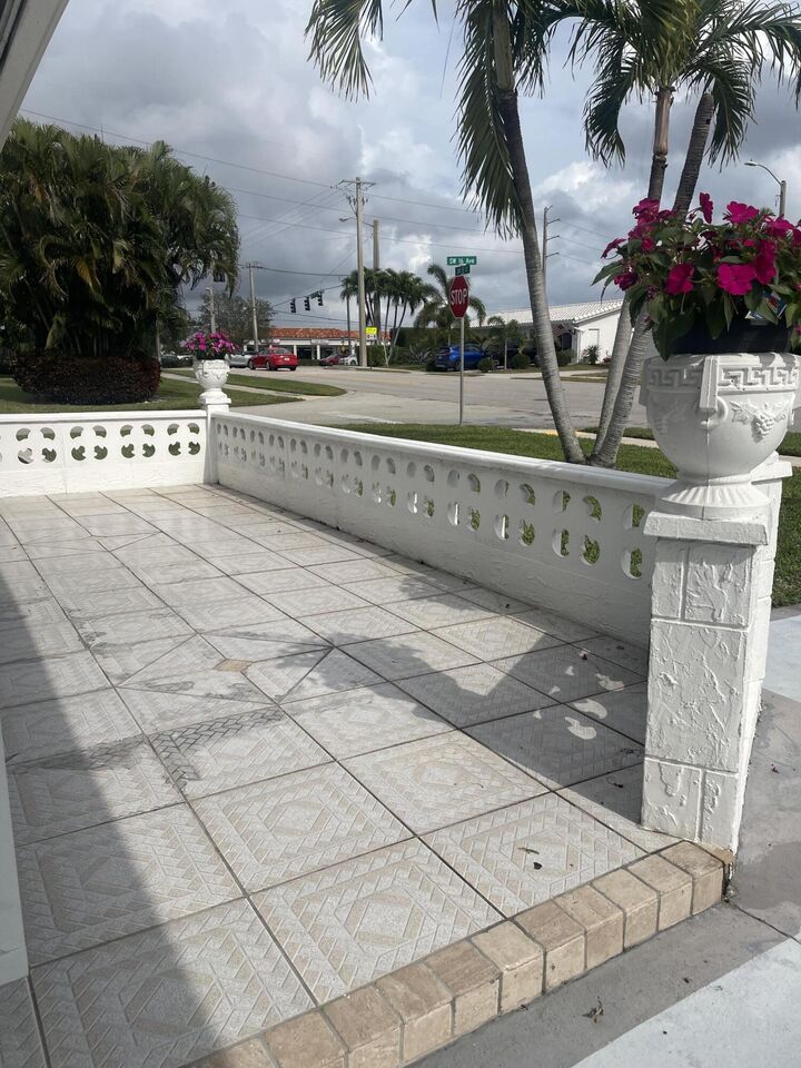 Property Photo:  1601 SW 18th Street  FL 33426 