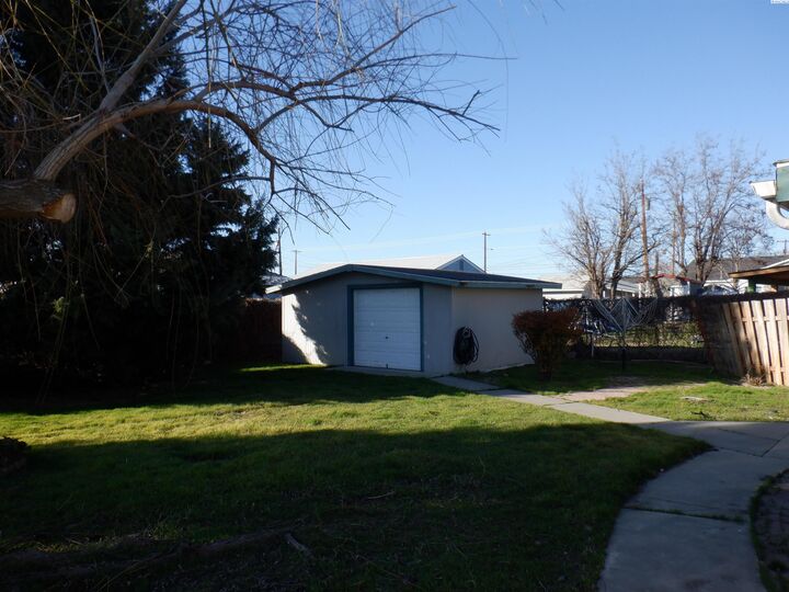 Property Photo:  1224 S 11th Ave  WA 99301 