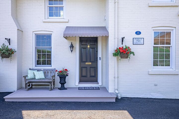 Property Photo: 220 Old Yonge Street ON L4G 6J6