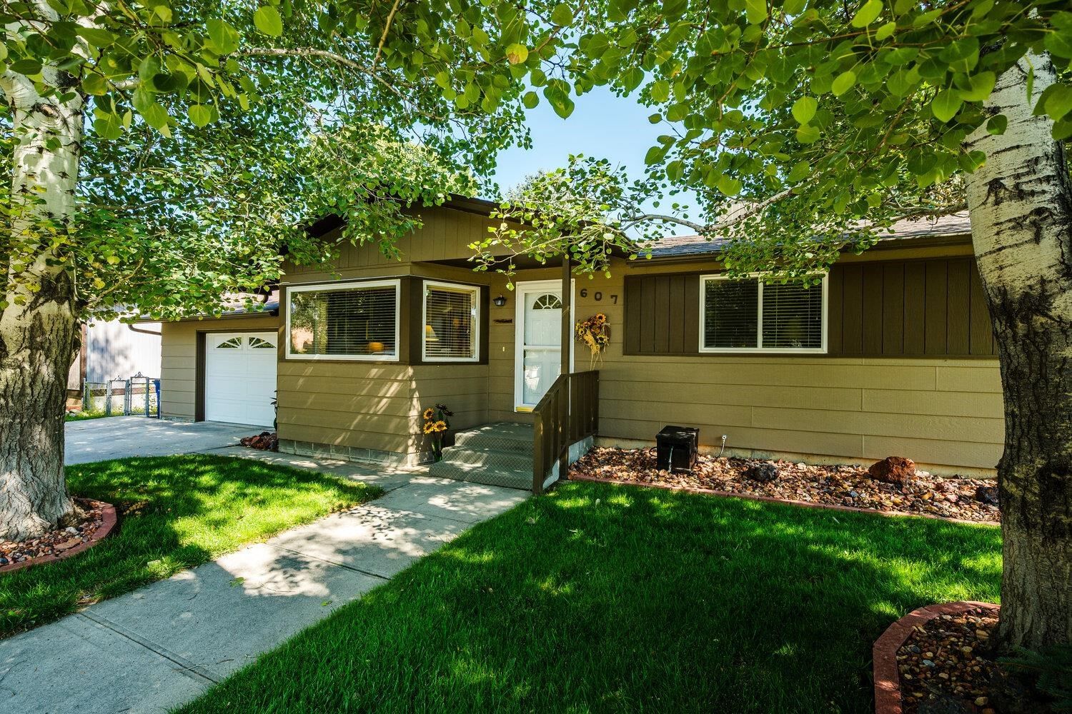 Property Photo:  607 Fullerton Avenue  WY 82834 