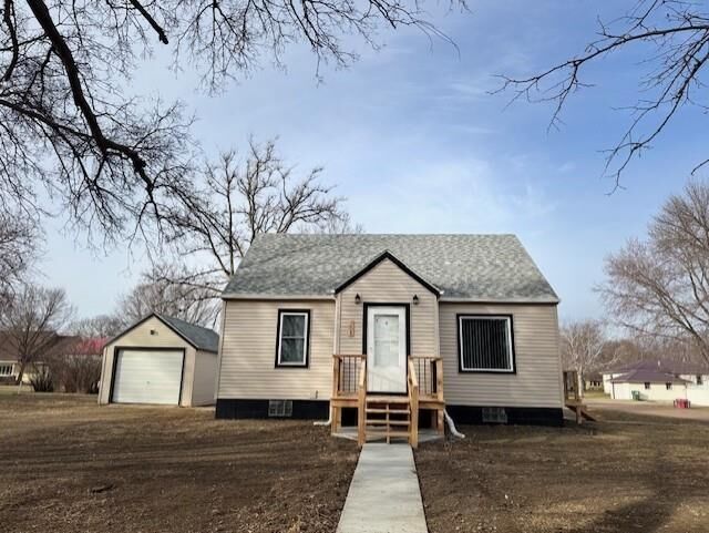 Property Photo:  1008 Maple St.  SD 57066 