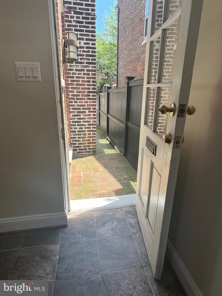 Property Photo:  109 S Columbus Street S Apt. A  VA 22314 