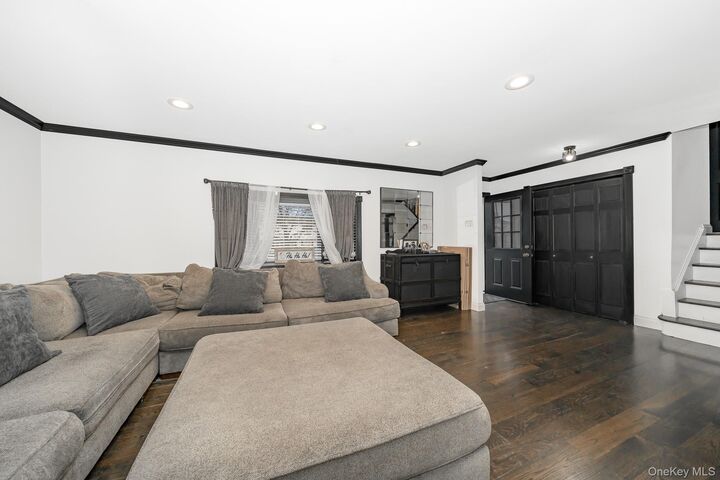 Property Photo:  264 W End Avenue  NY 11758 