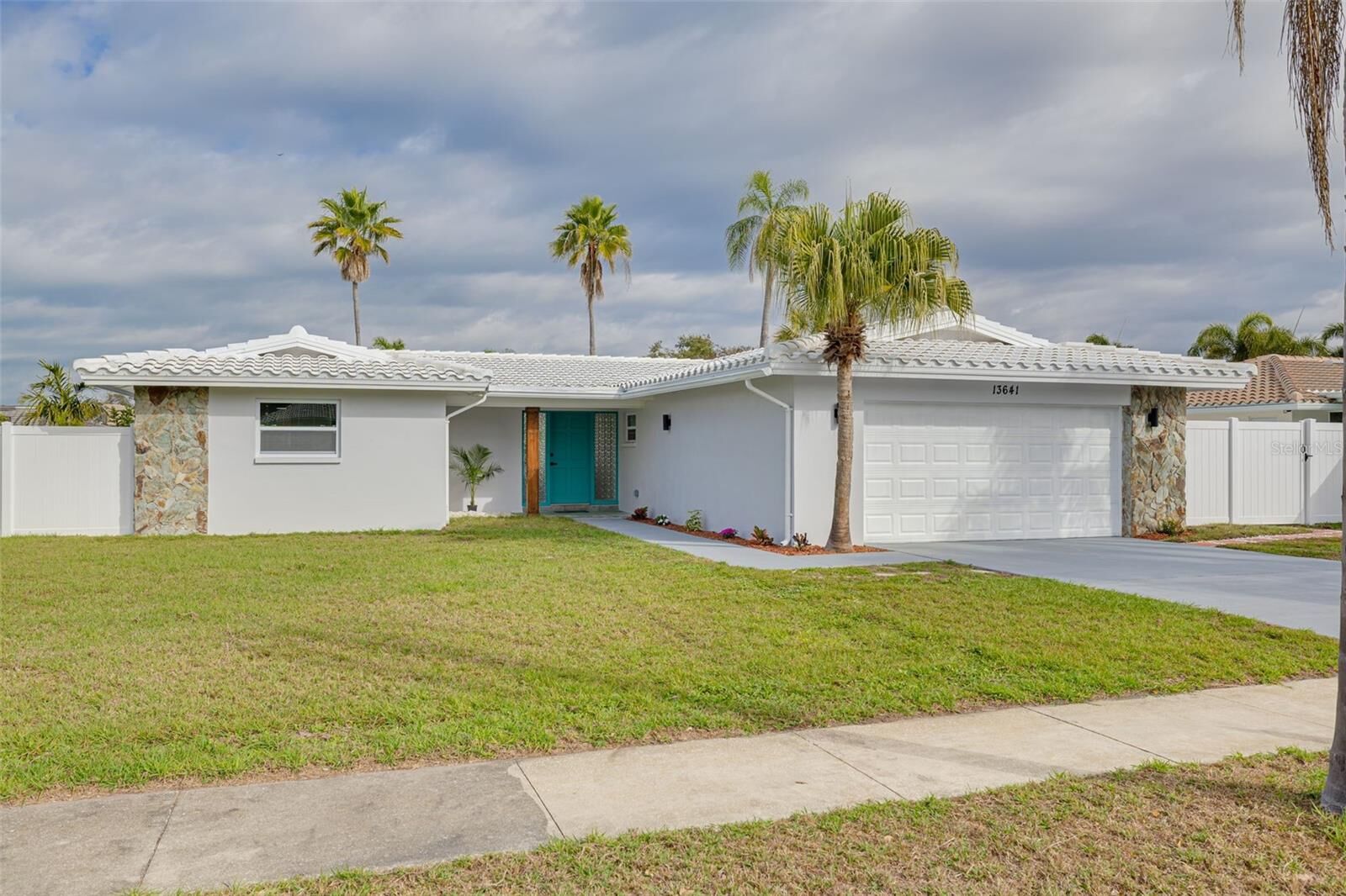 Property Photo:  13641 Pleasant Drive  FL 33774 