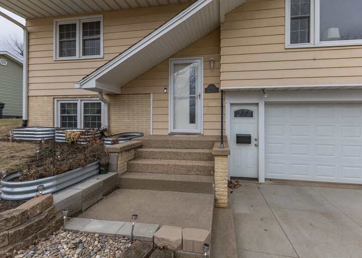 Property Photo:  564 Scenic Dr Drive  IA 52732 