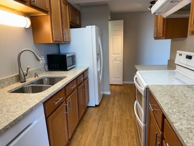 Property Photo:  6340 Americana Drive 1102  IL 60527 