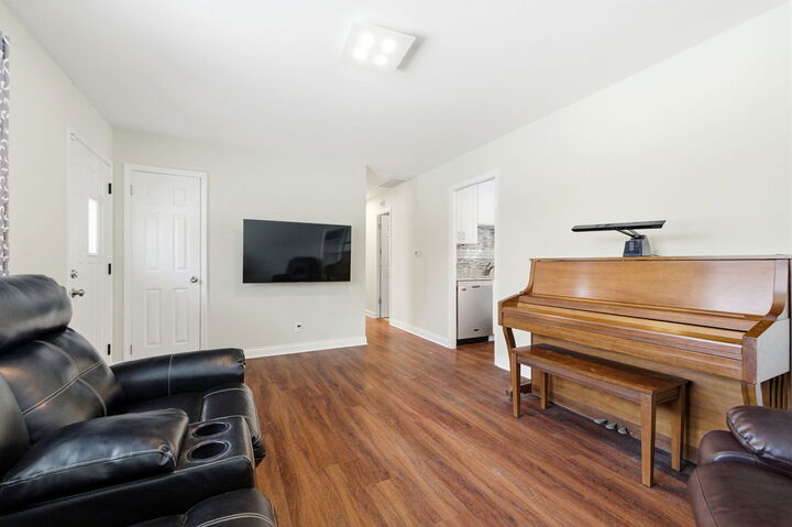 Property Photo:  733 Oriole Drive  IL 60107 