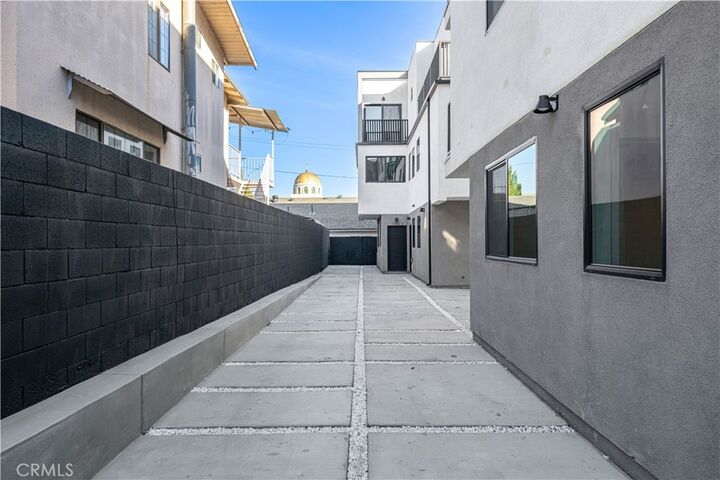 Property Photo:  1342 Kingsley 2  CA 90027 