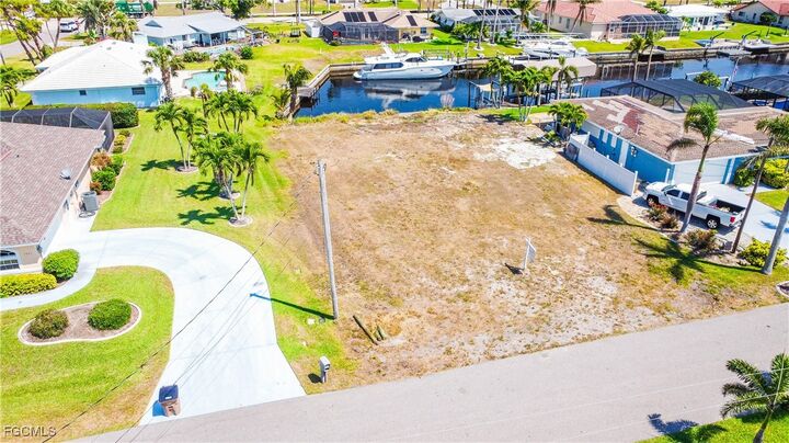 Property Photo:  1625 SE 39th Street  FL 33904 