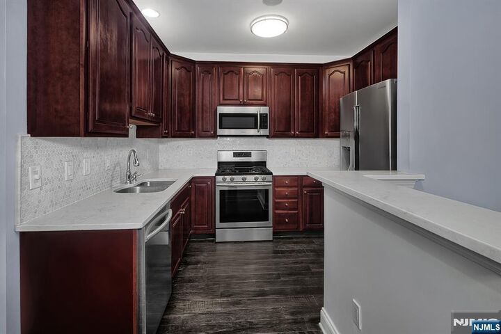 Property Photo:  392 Kingston Court  NJ 07093 