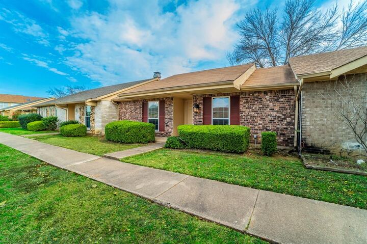 Property Photo: 5 E Townhouse Lane TX 75052