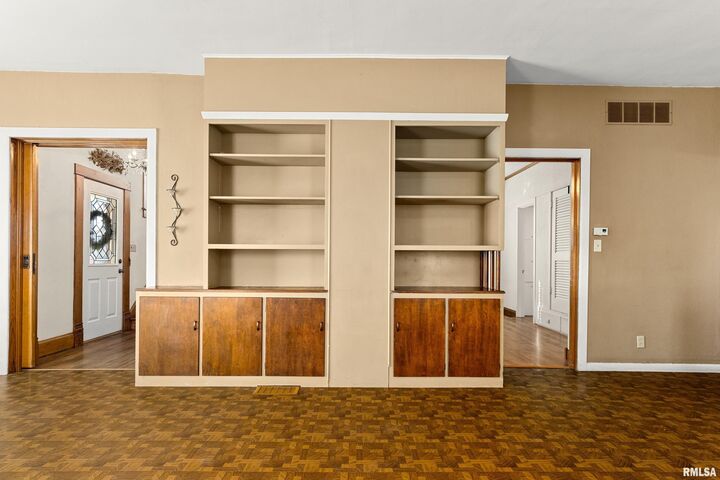 Property Photo: 523 N Main Street IL 61550