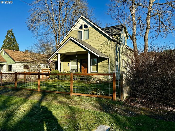 Property Photo:  822 S 8th St  OR 97424 