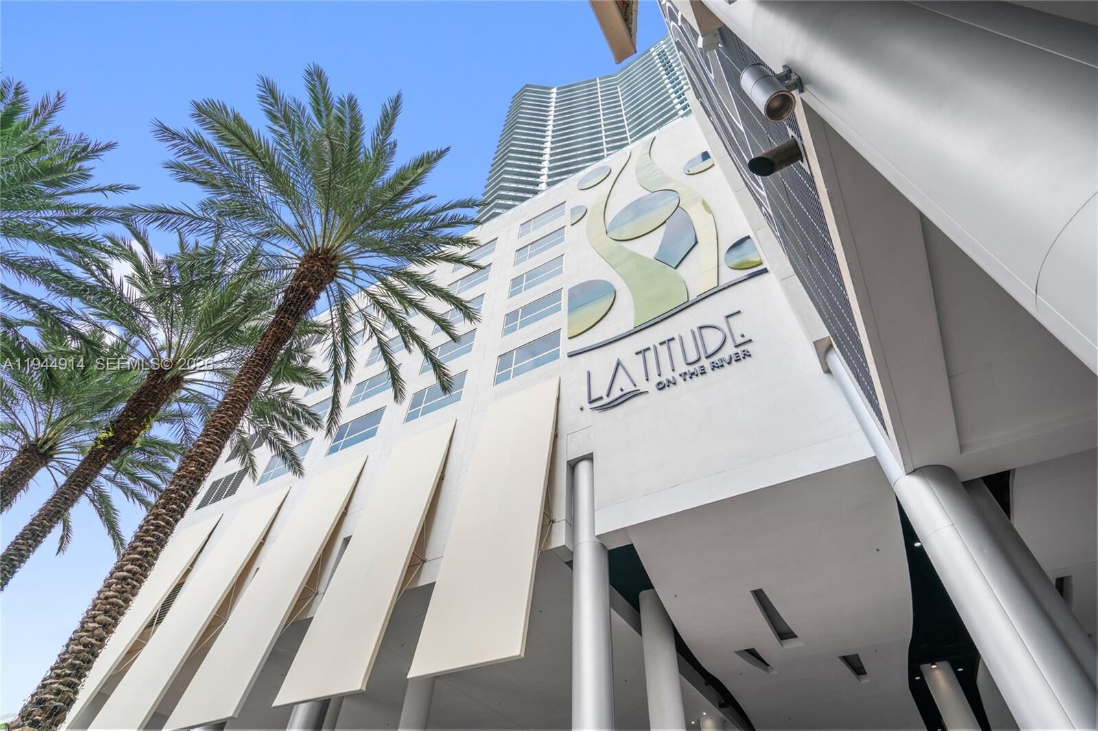 Property Photo:  185 SW 7th St 2702  FL 33130 