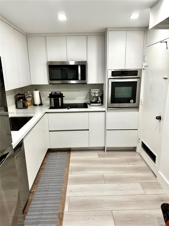 Property Photo:  400 Kings Point Dr 1517  FL 33160 