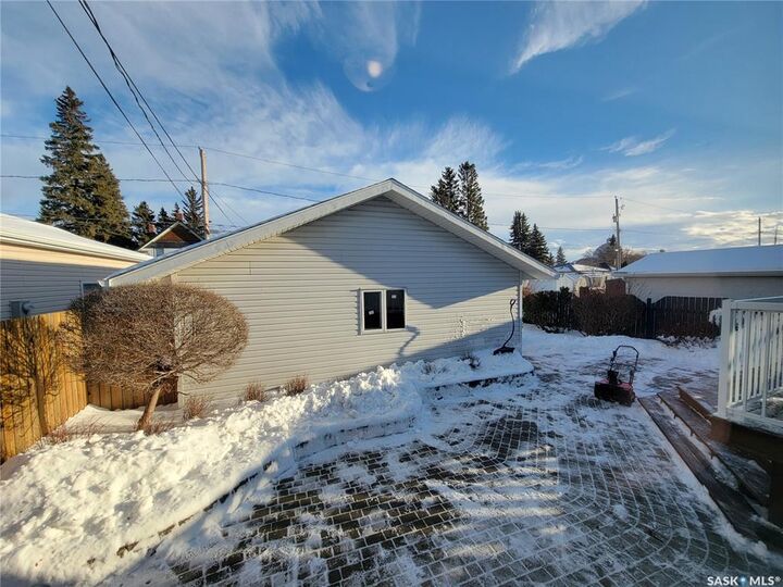 Property Photo:  504 2nd Street W  SK S0K 4W0 