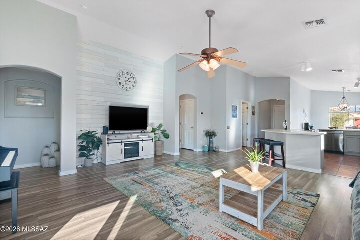 Property Photo:  122 S Laurelton Way  AZ 85748 