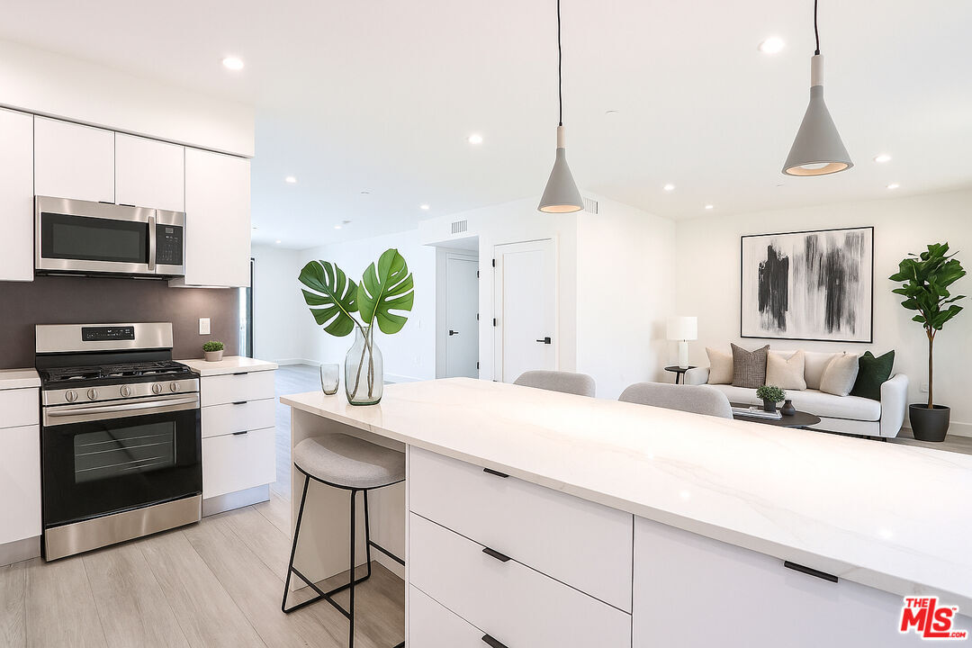 Property Photo:  11800 Courtleigh Dr  CA 90066 