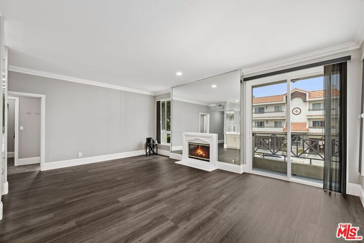 Property Photo:  1516 Hi Point St  CA 90035 