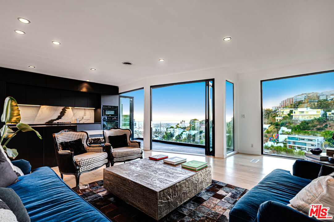 Property Photo:  8560 Franklin Ave  CA 90069 