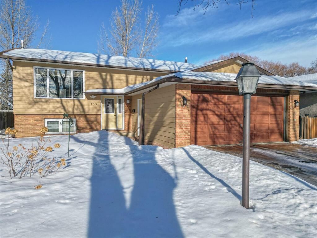 Property Photo:  139 Prairie Crescent  MB R7B 3S9 