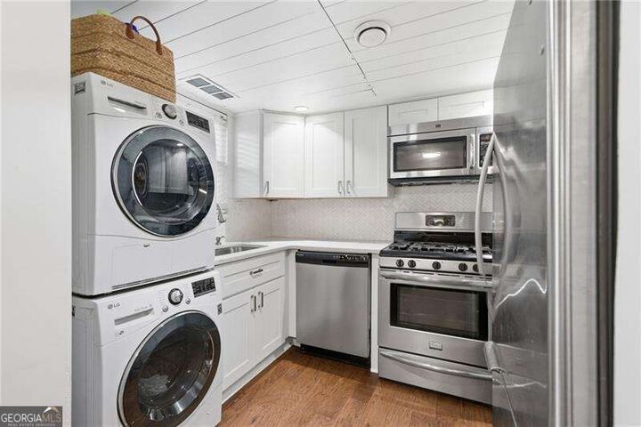 Property Photo:  285 Lakemoore Drive NE B  GA 30342 