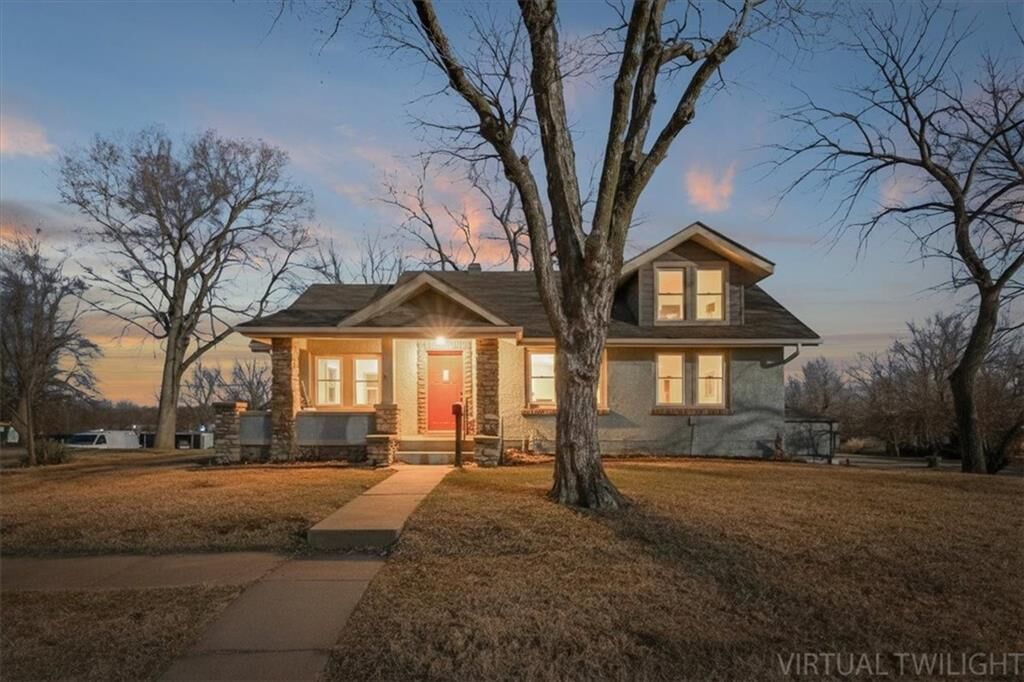 Property Photo:  904 E Kaskaskia Street  KS 66071 