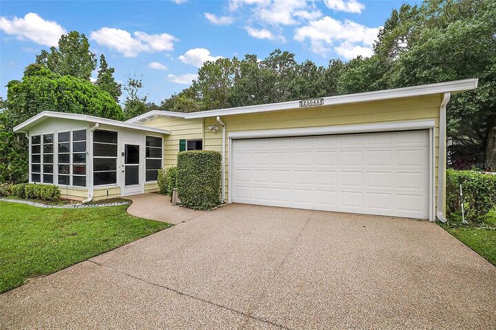 Property Photo: 25043 Bellevue FL 34748