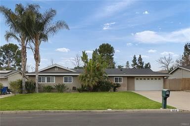 Property Photo:  624 Calle Tulipan  CA 91360 