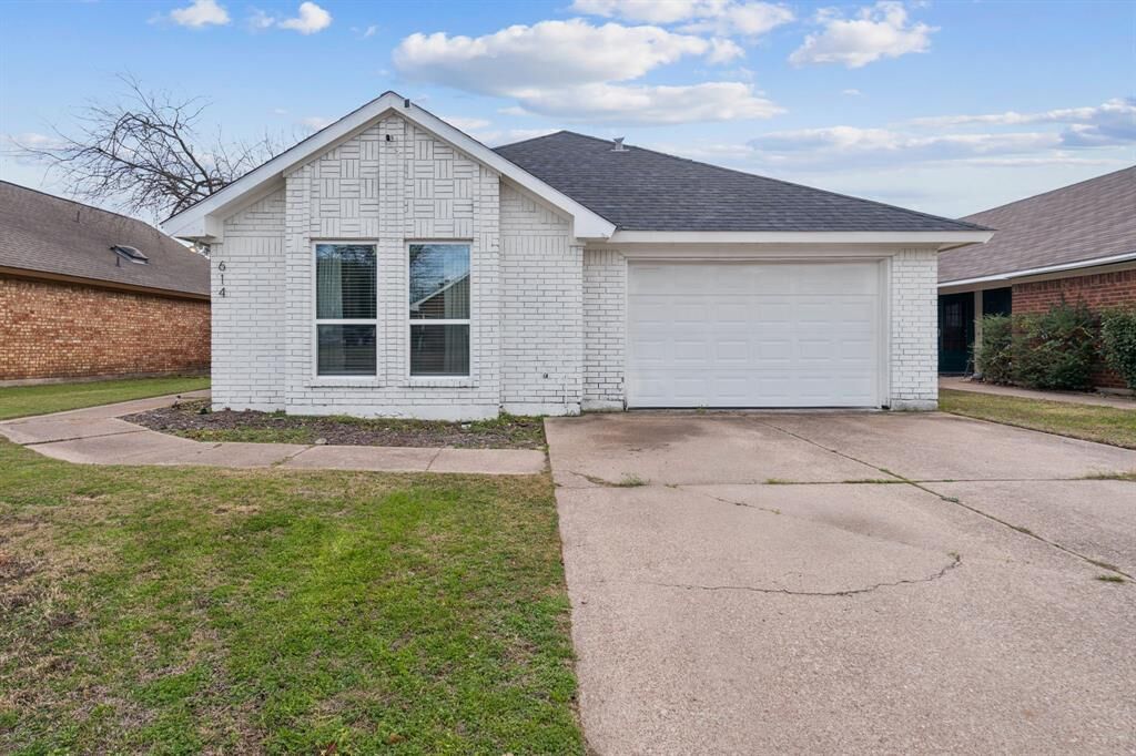 Property Photo:  614 Eagle Trace Drive  TX 76018 