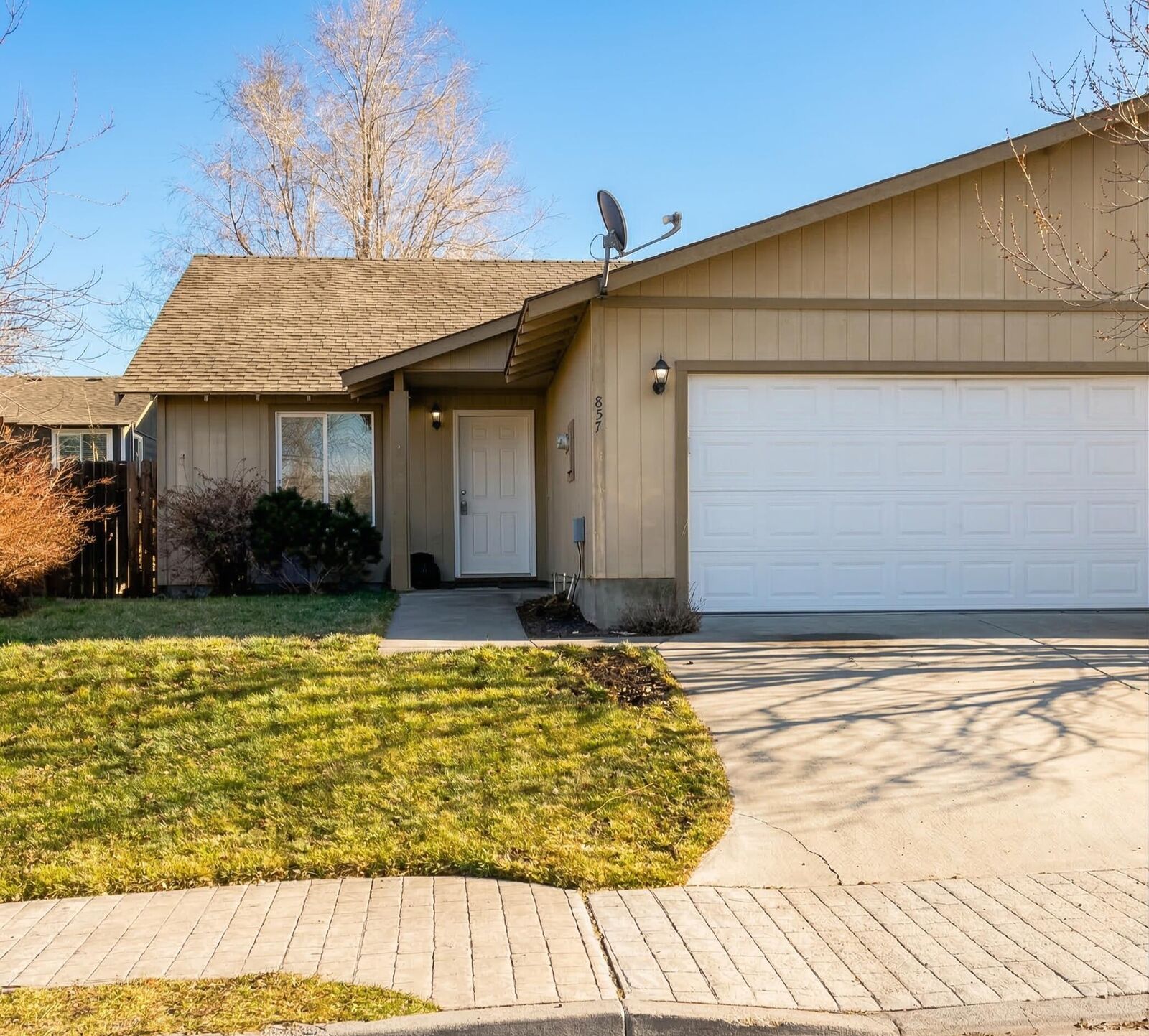 Property Photo:  857 SE Maliah Avenue  OR 97741 
