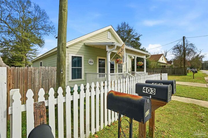 Property Photo:  402 Front St  FL 32535 