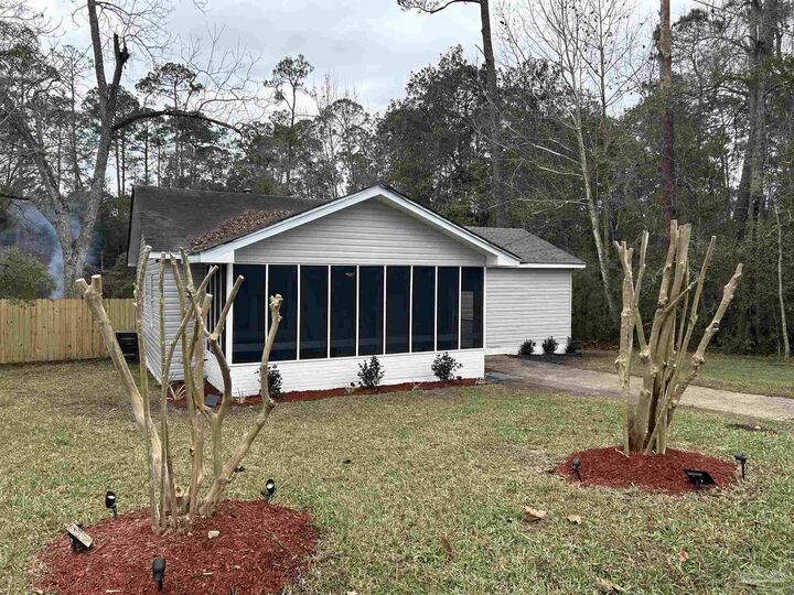 Property Photo: 309 Homeland Ave FL 32533