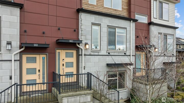 Property Photo:  983  8th Avenue NE  WA 98029 