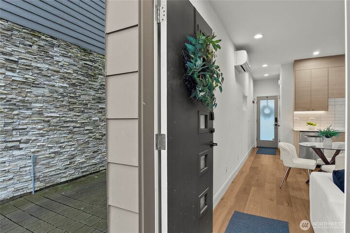 Property Photo:  4758  Greenlake Way N  WA 98103 