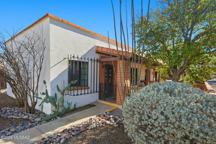 Property Photo:  103 S Paseo Quinta  AZ 85614 