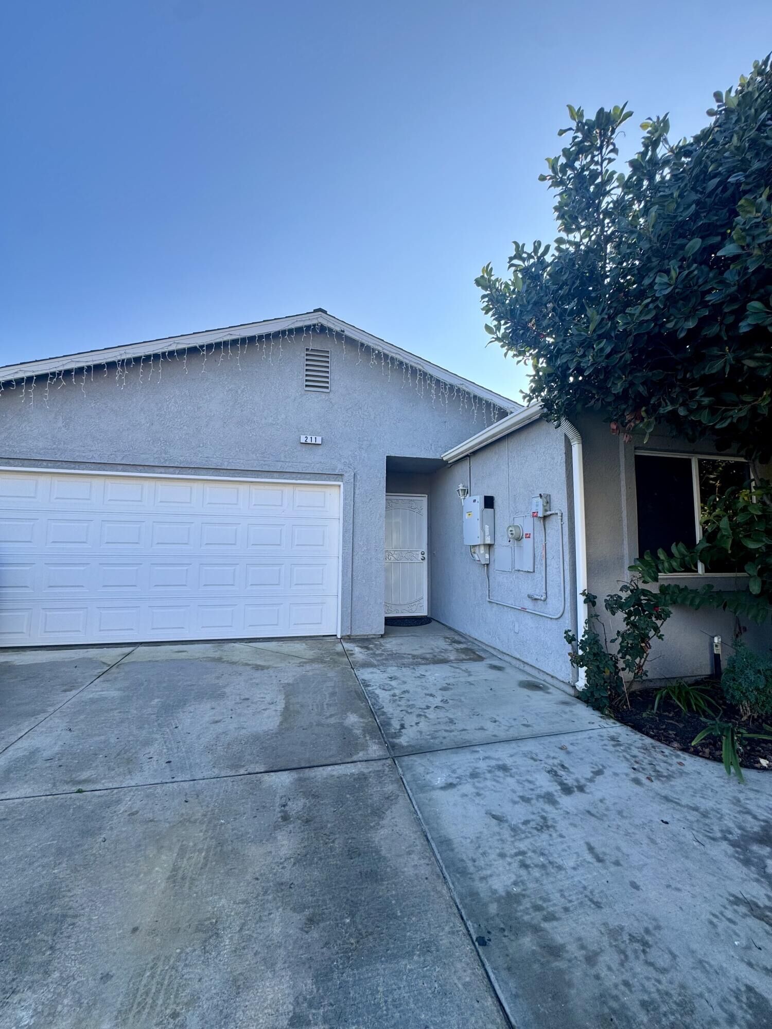 Property Photo:  211 Presidio Avenue  CA 93257 