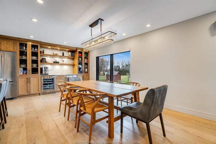 Property Photo:  20 Elizabeth Crescent  ON N8H 4Y1 