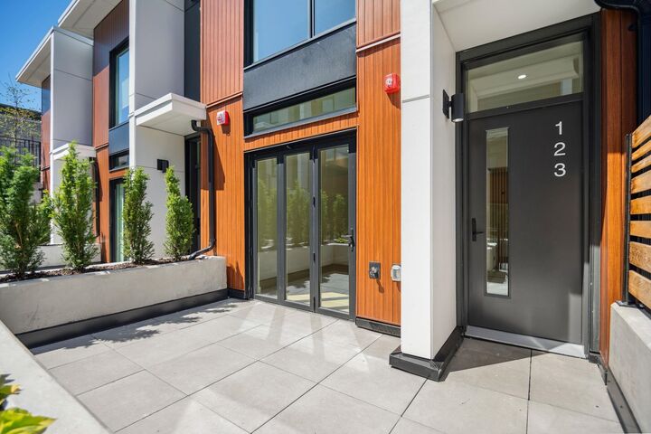 725 W 49 Avenue 123 — photo 1