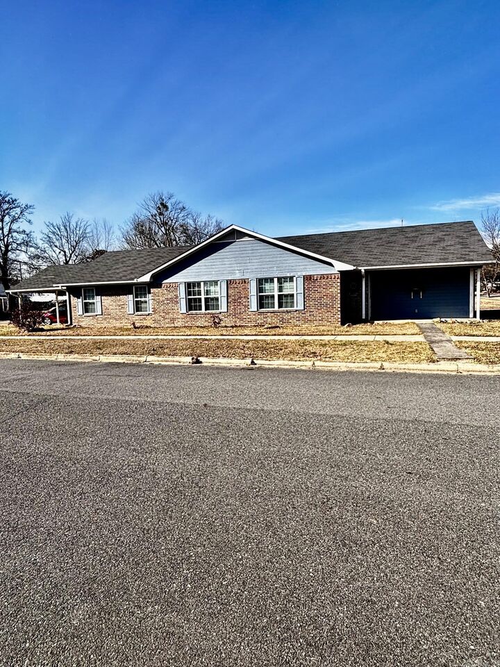 Property Photo:  801 Hickory  AR 71953 