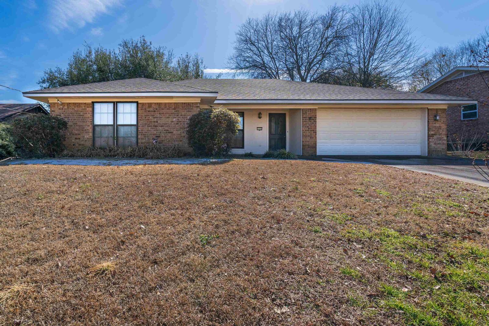 Property Photo: 1822 N Shenandoah TX 75605